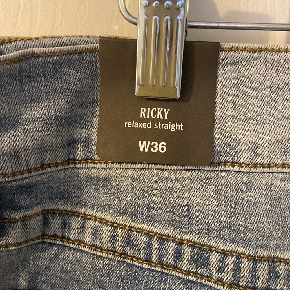 NWT Never worn True Religion Ricky Relaxed straight
Light wash jeans - Picture 7 of 10